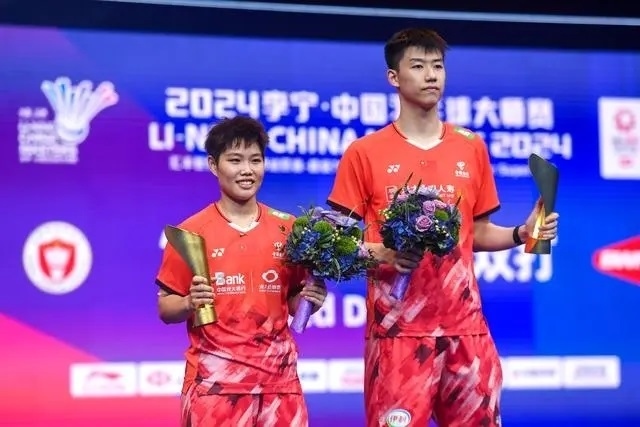 11月24日，馮彥哲/黃東萍（左）在領(lǐng)獎(jiǎng)臺(tái)上合影。新華社記者 梁旭攝