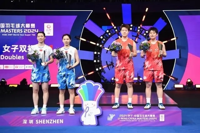 11月24日，劉圣書（右二）/譚寧（右一）與李怡婧/羅徐敏（左一）在頒獎(jiǎng)臺(tái)上合影。新華社記者 梁旭攝