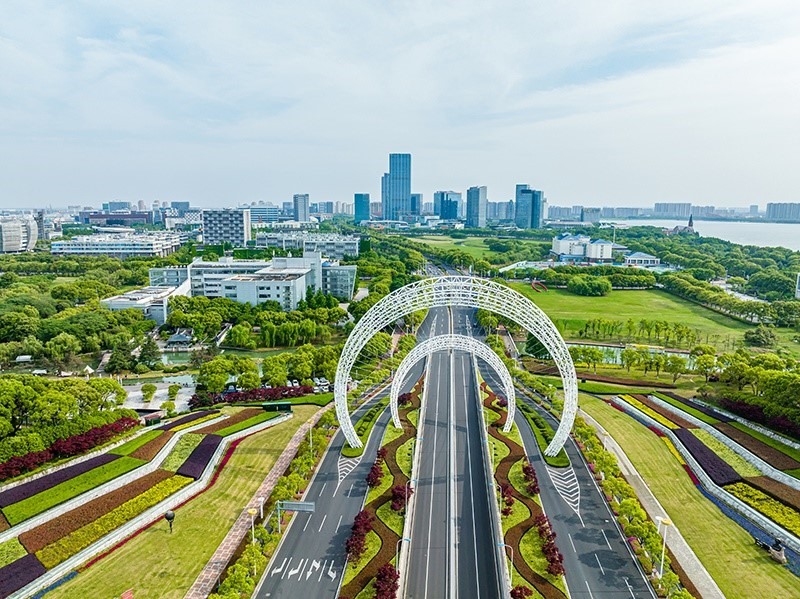 圖為蘇州工業(yè)園區(qū)星湖街鋼結(jié)構(gòu)雕塑。