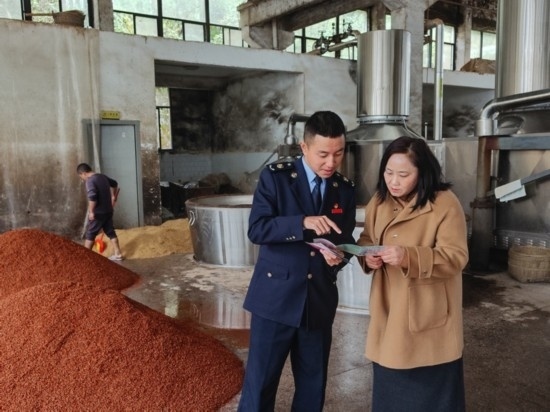 鎮(zhèn)遠(yuǎn)縣稅務(wù)局在酒企宣傳調(diào)研。黔東南州稅務(wù)局供圖