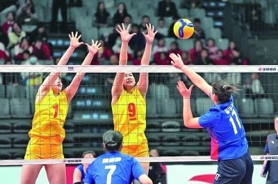 11月27日，山東隊(duì)球員李晨瑄（中）、李美君（左）在比賽中攔網(wǎng)。新華社發(fā)