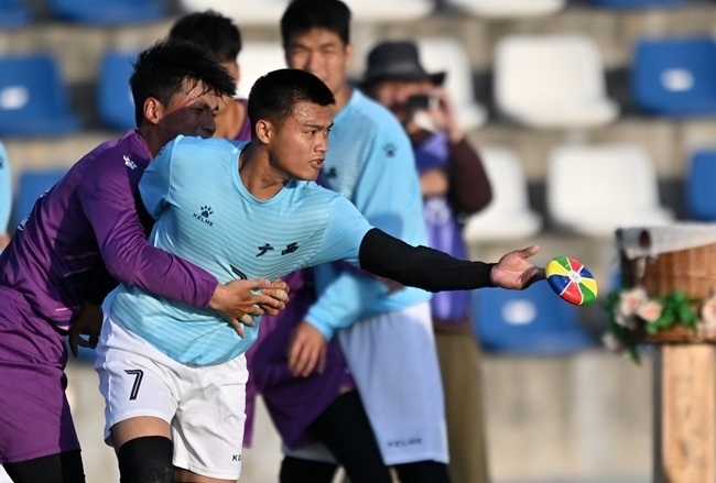 11月28日，花炮半決賽，廣西隊(duì)與海南隊(duì)展開(kāi)激烈角逐。新華社記者 郭程攝