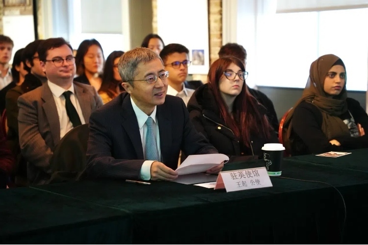 中國駐英國大使館公使王起發(fā)表講話。吳若鳴攝