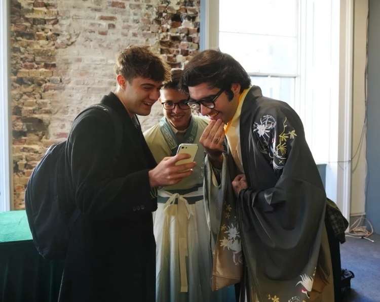 英國學(xué)生感受漢服魅力。吳若鳴攝