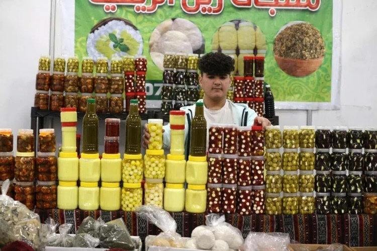 一名展商在展示各式各樣的橄欖制品。納達(dá)爾·達(dá)烏德攝