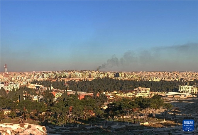 12月1日，敘利亞北部城市阿勒頗升起滾滾濃煙（手機照片）。新華社發(fā)