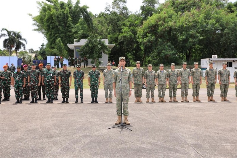 中方參演部隊(duì)指揮員在印尼方舉行的歡迎儀式上致辭。龔勝祥 攝