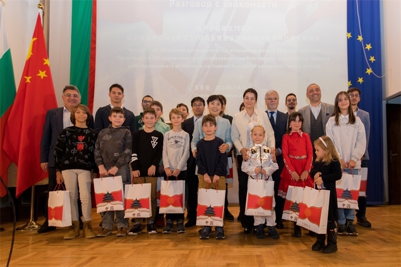 為保加利亞青少年頒發(fā)獎(jiǎng)品。中國(guó)駐保加利亞大使館供圖