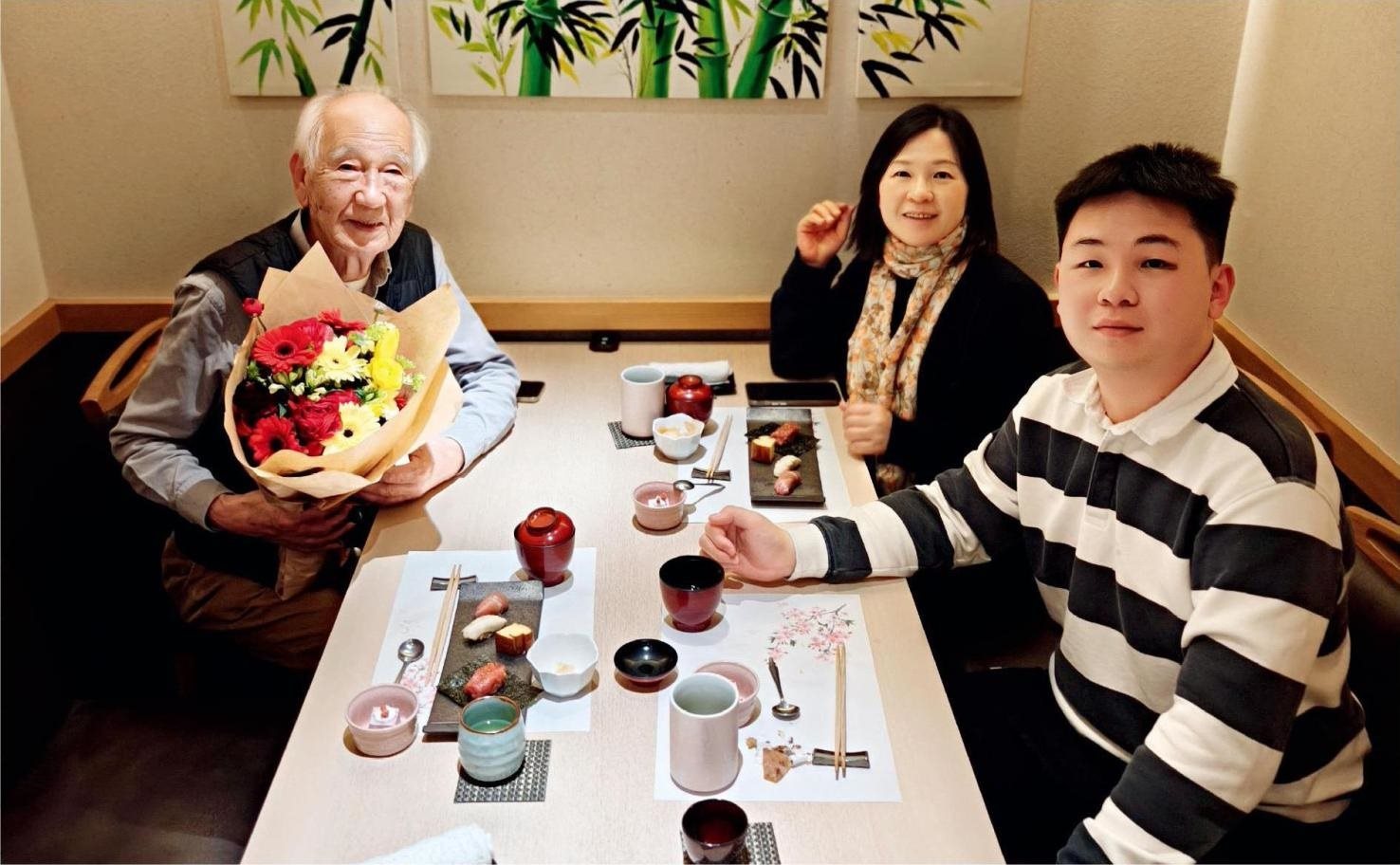 佐佐木俊一與彭林（中）、彭俊霖（右）在一起。