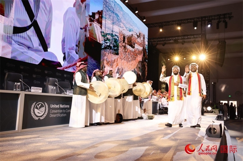 《聯(lián)合國防治荒漠化公約》第十六次締約方大會2日開幕。圖為開幕式表演。人民網(wǎng)記者任皓宇攝