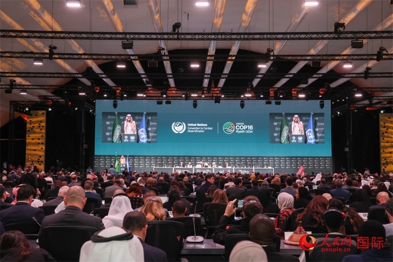 《聯(lián)合國防治荒漠化公約》第十六次締約方大會2日開幕。圖為開幕式現(xiàn)場。人民網(wǎng)記者任皓宇攝