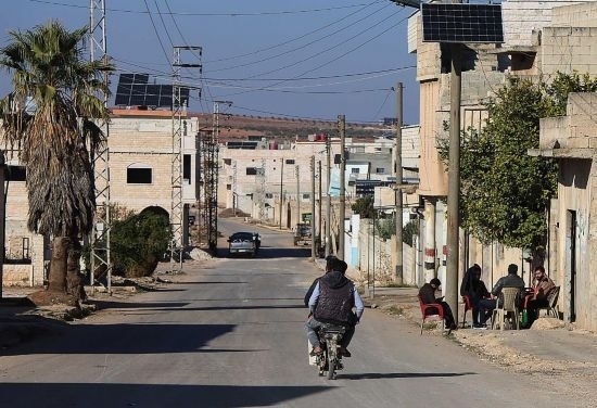 這是12月1日拍攝的敘利亞哈馬省北部一處城鎮(zhèn)街道。新華社發(fā)