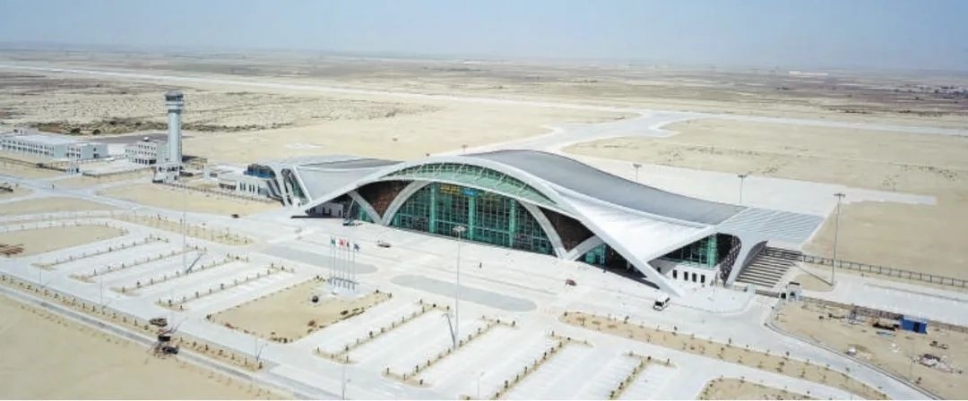 今年10月正式竣工的巴基斯坦瓜達(dá)爾新國(guó)際機(jī)場(chǎng)是中巴經(jīng)濟(jì)走廊建設(shè)進(jìn)一步走向深入的重要標(biāo)志，有力推動(dòng)中巴經(jīng)濟(jì)走廊建設(shè)成為高質(zhì)量共建“一帶一路”的示范性項(xiàng)目。圖為瓜達(dá)爾新國(guó)際機(jī)場(chǎng)。艾哈邁德·卡邁勒 攝（新華社發(fā)）