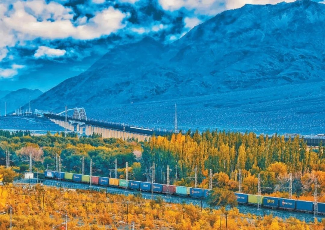 2013年，隨著共建“一帶一路”倡議提出，中歐班列應(yīng)運(yùn)而生。今年11月20日，第十萬(wàn)列中歐班列正式出境。截至目前，中歐班列累計(jì)運(yùn)送貨物超1100萬(wàn)標(biāo)箱、貨值超4200億美元，貨物品類(lèi)達(dá)53大類(lèi)5萬(wàn)余種。圖為中歐班列行駛在新疆烏魯木齊達(dá)坂城濕地。擺風(fēng)亮 攝（新華社發(fā)）