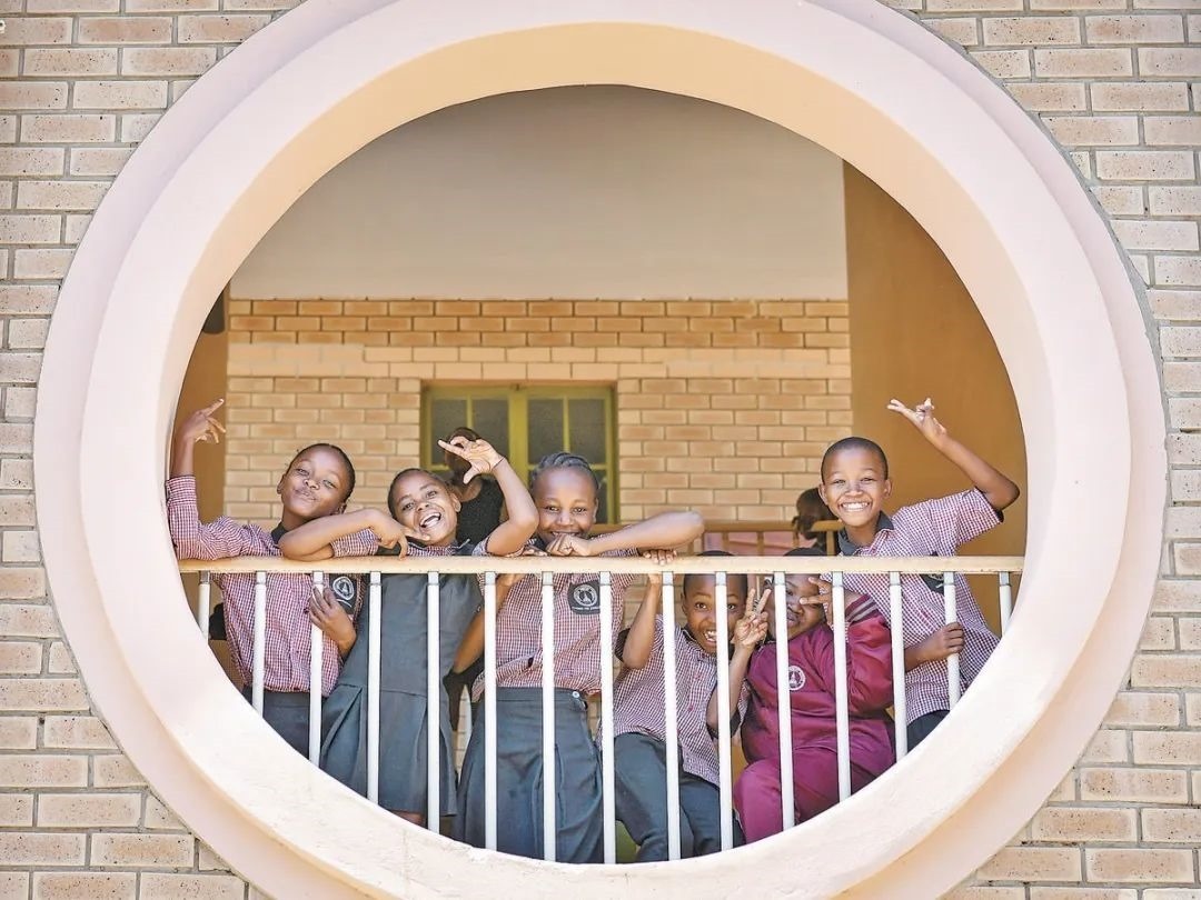 位于博茨瓦納南部的莫帕尼小學(xué)是中國(guó)援建的現(xiàn)代化學(xué)校，當(dāng)?shù)貎和慕逃龡l件因此得到改善。圖為莫帕尼小學(xué)課間休息的學(xué)生們。新華社記者 韓旭 攝