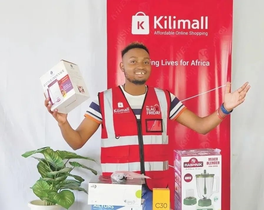 隨著“絲路電商”國(guó)際合作深入推進(jìn)，共建“一帶一路”國(guó)家雙多邊數(shù)字貿(mào)易規(guī)則對(duì)接不斷強(qiáng)化。借助“絲路電商”合作機(jī)制，肯尼亞主播迪克森·恩甘加在當(dāng)?shù)刂辈ж?。劉婉?攝（新華社發(fā)）