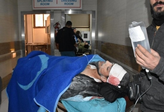 11月29日，在敘利亞阿勒頗，傷者被送往醫(yī)院接受治療。新華社發(fā)
