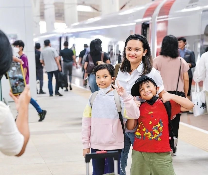 雅萬(wàn)高鐵是我國(guó)在境外完成全過(guò)程勘察設(shè)計(jì)建設(shè)的首個(gè)高鐵項(xiàng)目，于去年10月17日正式開(kāi)通運(yùn)營(yíng)，是中印尼共建“一帶一路”合作的典范。圖為乘客在和雅萬(wàn)高鐵動(dòng)車(chē)組合影留念。新華社記者 徐欽 攝