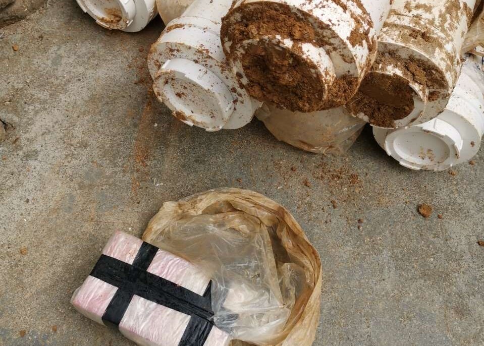 圖為警方查獲的藏匿于PVC管道中的部分現(xiàn)金。（警方供圖）