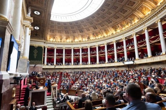 10月1日，法國總理巴尼耶在位于巴黎的法國國民議會發(fā)表演講。新華社發(fā)（杰克·陳攝）