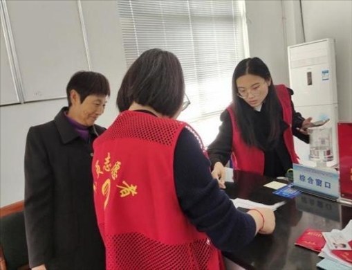 代辦人員為村民辦理醫(yī)保報銷。 圖片來源：江蘇南通啟東市數(shù)據(jù)局