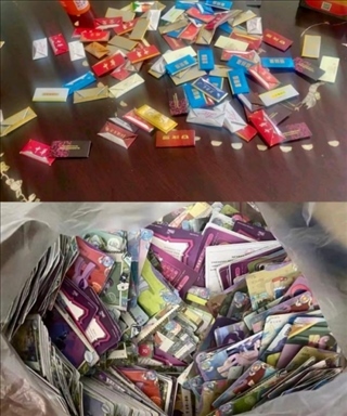 孩子們收集的煙卡、卡牌。受訪者供圖