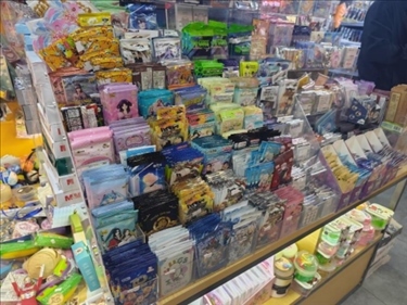 北京某文具店卡牌盲盒柜臺(tái)，未設(shè)相關(guān)提醒。人民網(wǎng)記者 黃鈺攝