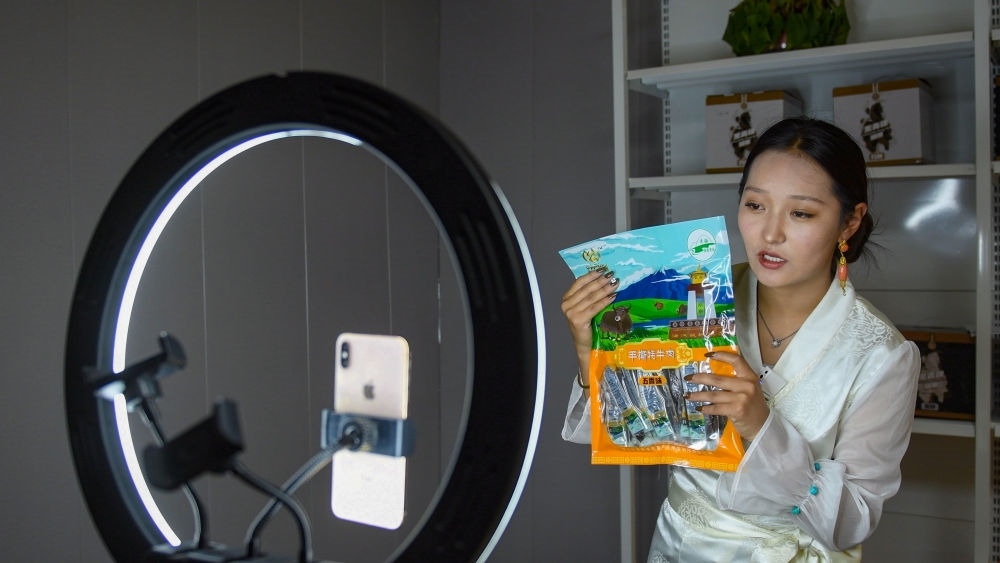 9月24日，果洛藏貢麻村村民多杰吉在進(jìn)行網(wǎng)絡(luò)帶貨直播。（潘彬彬 攝）