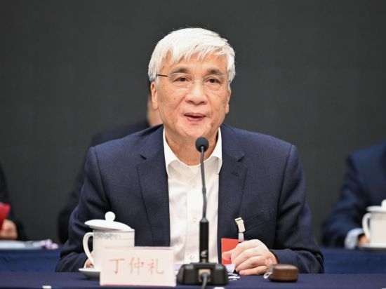 全國(guó)人大常委會(huì)副委員長(zhǎng)、歐美同學(xué)會(huì)會(huì)長(zhǎng)丁仲禮作工作報(bào)告