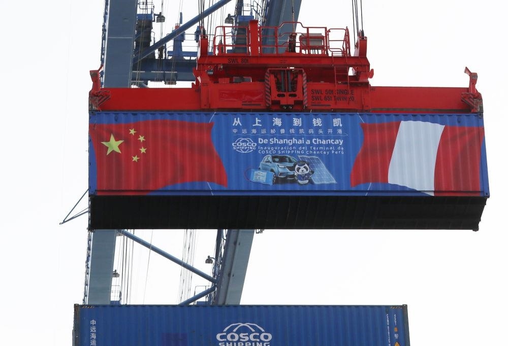 2024年11月14日，在秘魯首都利馬以北的錢凱港，岸邊智能化設(shè)備吊裝集裝箱。