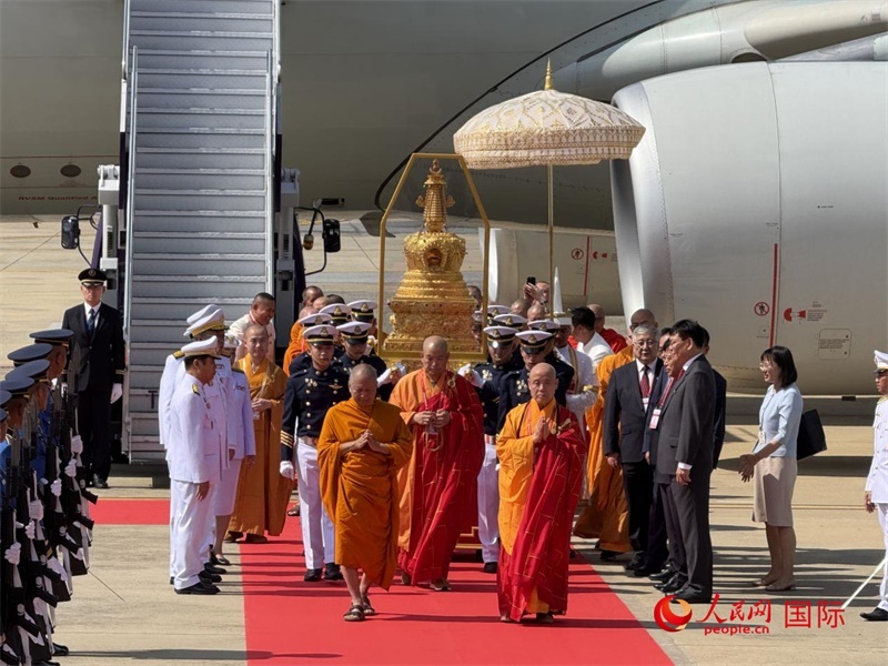 北京靈光寺佛牙舍利抵達(dá)泰國曼谷廊曼軍用機(jī)場。人民網(wǎng)記者章念生攝