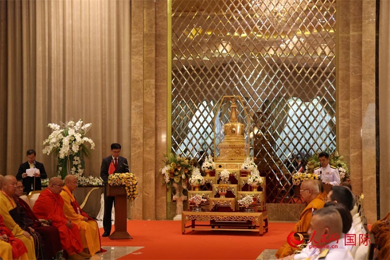 中泰兩國代表在曼谷廊曼軍用機(jī)場舉辦的迎請儀式上致辭。人民網(wǎng)記者楊一攝