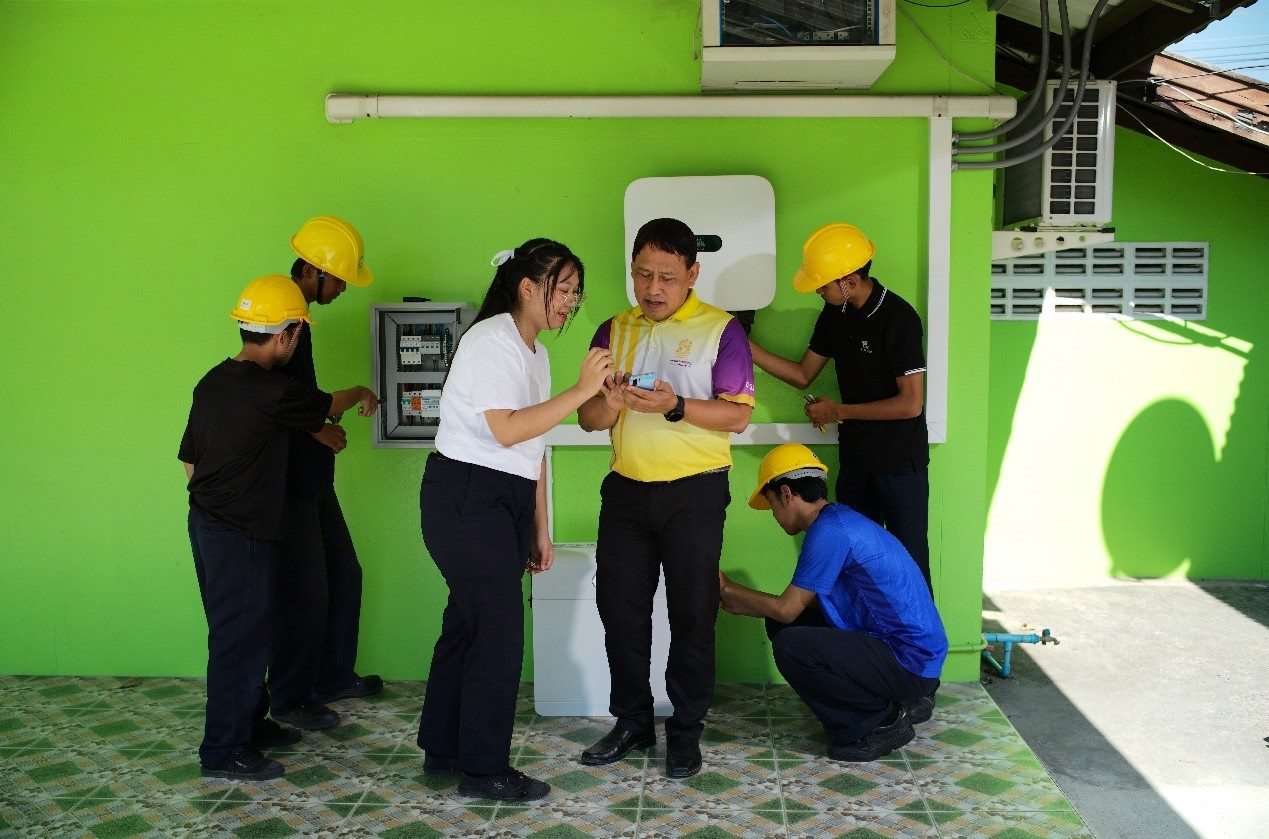 工作人員為當(dāng)?shù)靥﹪蠋熤v解說明。主辦方供圖