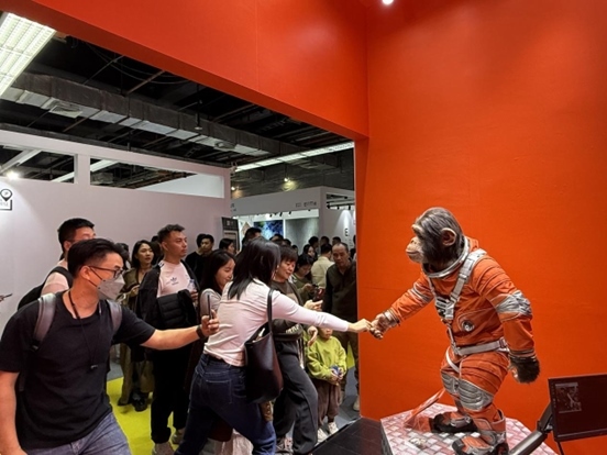 本土原創(chuàng)公司JIN ARTS帶領(lǐng)仿生機器人亮相廣州設(shè)計周11號館。（受訪者供圖）