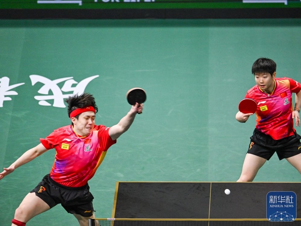 ↑中國隊(duì)組合王楚欽（左）/孫穎莎在混雙比賽中。新華社記者 王曦 攝