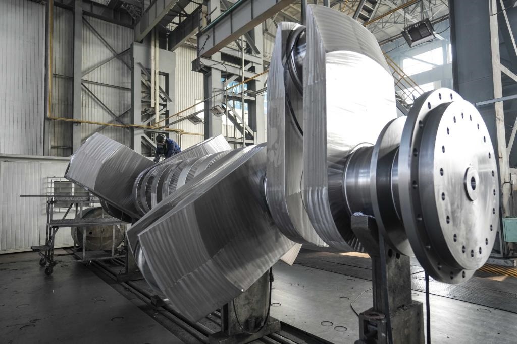 2024年1月11日，工人在大連華銳船用曲軸有限公司加工車間加工產(chǎn)品。新華社記者 潘昱龍 攝