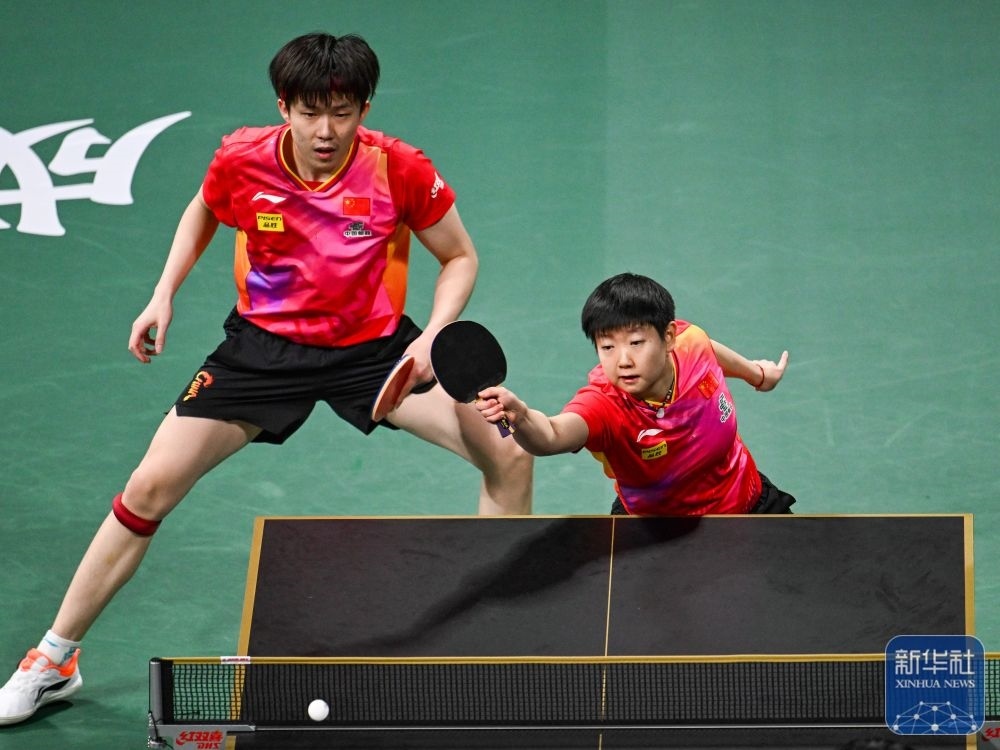 ↑中國隊(duì)組合王楚欽/孫穎莎（右）在混雙比賽中。新華社記者 王曦 攝
