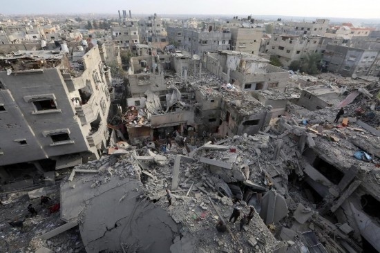 這是12月7日在加沙地帶中部努賽賴特難民營拍攝的遭以軍轟炸后的建筑廢墟。新華社發(fā)（里澤克·阿卜杜勒賈瓦德攝）