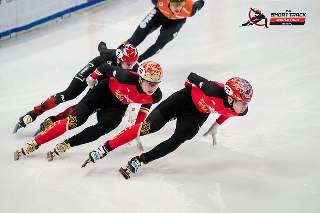 中國選手孫龍(右一)、劉少昂(右二)在比賽中。賽事組委會(huì)供圖