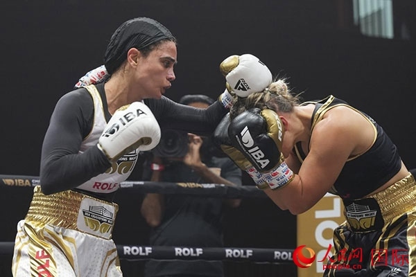 來自伊朗和羅馬尼亞的女選手進(jìn)行了墊場賽。人民網(wǎng) 塔里克·易卜拉欣攝