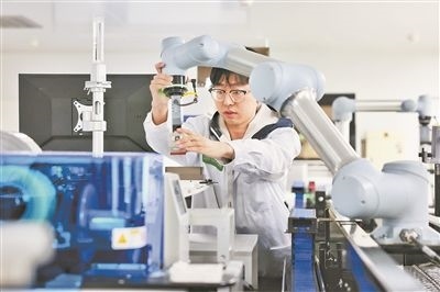 廣東省深圳市科研人員在實驗室調(diào)試智能機(jī)器人。視覺中國供圖