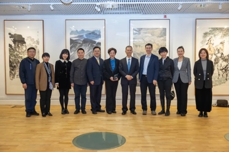 中國(guó)駐瑞典大使崔愛民與畫展主辦方人員合影。中國(guó)駐瑞典大使館供圖