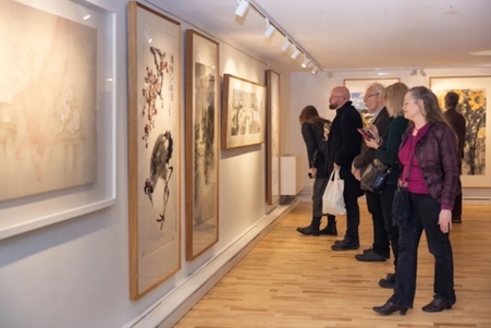 來賓參觀畫展。中國(guó)駐瑞典大使館供圖