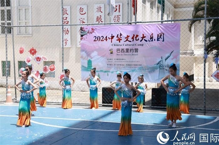 傣族舞蹈《金色的孔雀》以優(yōu)美的動作贏得觀眾喝彩。人民網(wǎng)記者 陳海琪攝