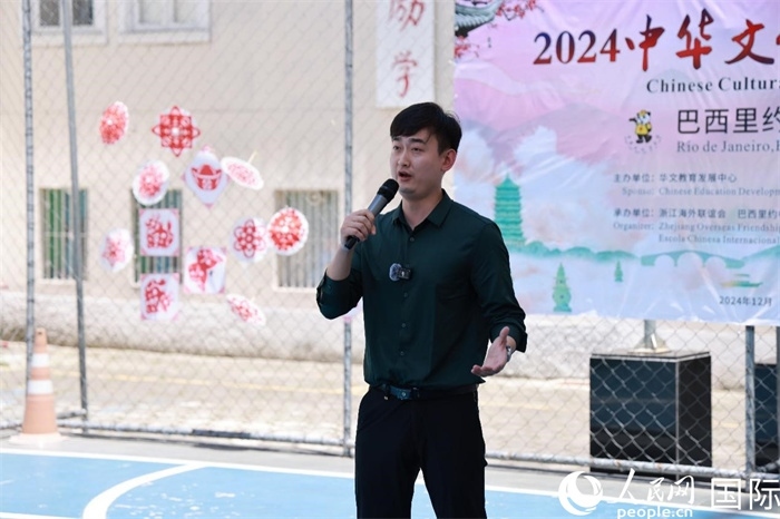 歌曲《故鄉(xiāng)的云》喚起了在外游子對故鄉(xiāng)的懷念。人民網(wǎng)記者 陳海琪攝