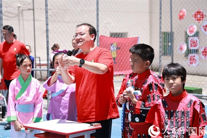 趣味數(shù)學節(jié)目以富有創(chuàng)意的數(shù)字游戲和魔尺變幻為亮點，激發(fā)了孩子們的數(shù)學思維與想象力。人民網(wǎng)記者 陳海琪攝