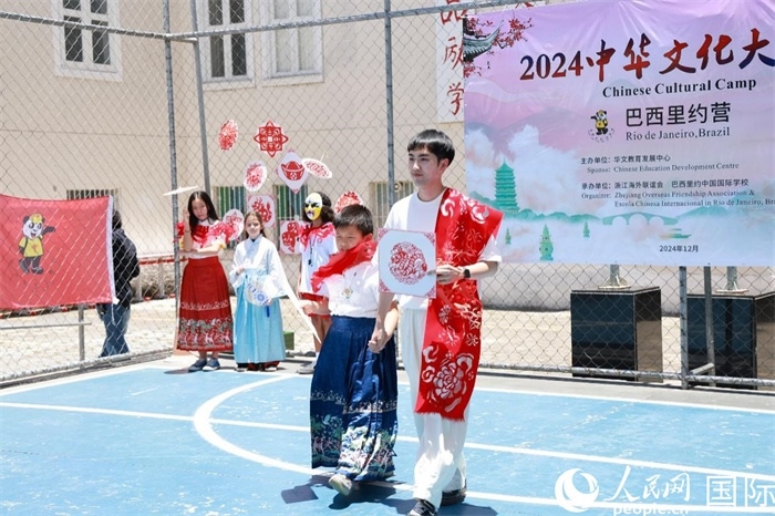 《SHOW美中華》通過國風服飾走秀，將傳統(tǒng)文化與現(xiàn)代創(chuàng)意完美結(jié)合。人民網(wǎng)記者 陳海琪攝