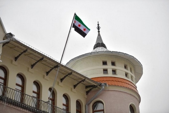 12月9日，在俄羅斯首都莫斯科，敘利亞駐俄羅斯使館升起代表敘利亞反對派的旗幟。新華社發(fā)（亞歷山大攝）