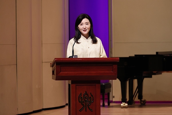中央音樂學(xué)院黨委書記、中國民族管弦樂學(xué)會(huì)胡琴專業(yè)委員會(huì)會(huì)長(zhǎng)于紅梅致辭。中國民族管弦樂學(xué)會(huì)胡琴專業(yè)委員會(huì)供圖