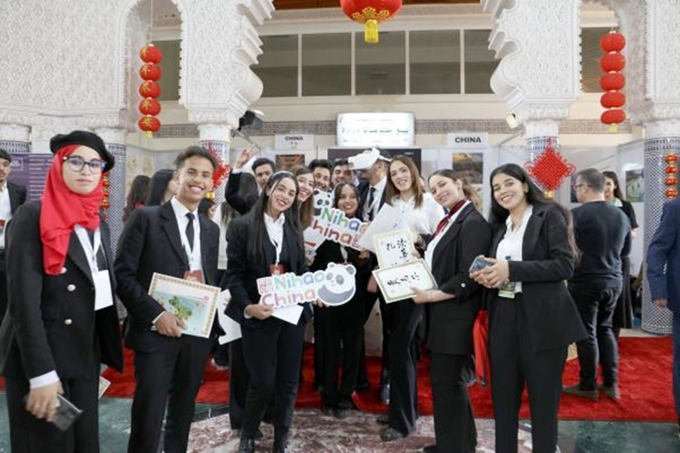 當?shù)孛癖娛殖帧澳愫?！中國”手牌合影。拉巴特中國文化中心供圖